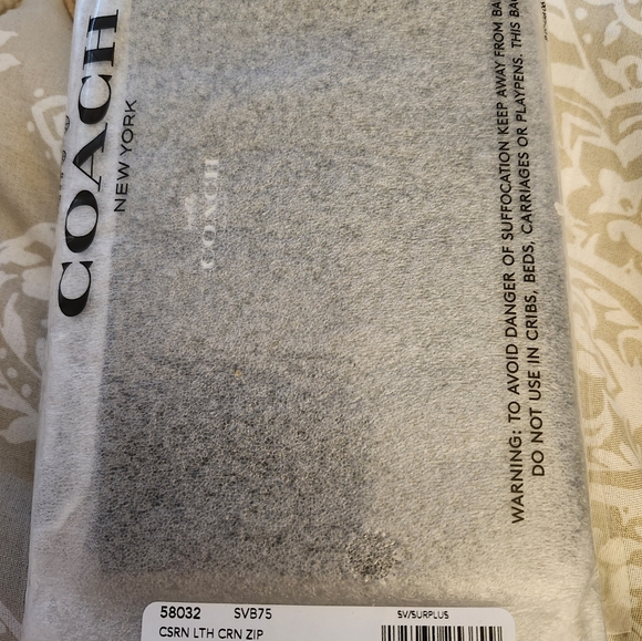 Coach Corner Zip Wristlet. - Picture 3 of 4